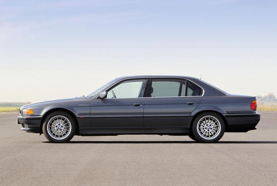  BMW 750i 1994 года  (фото 14 из 14)